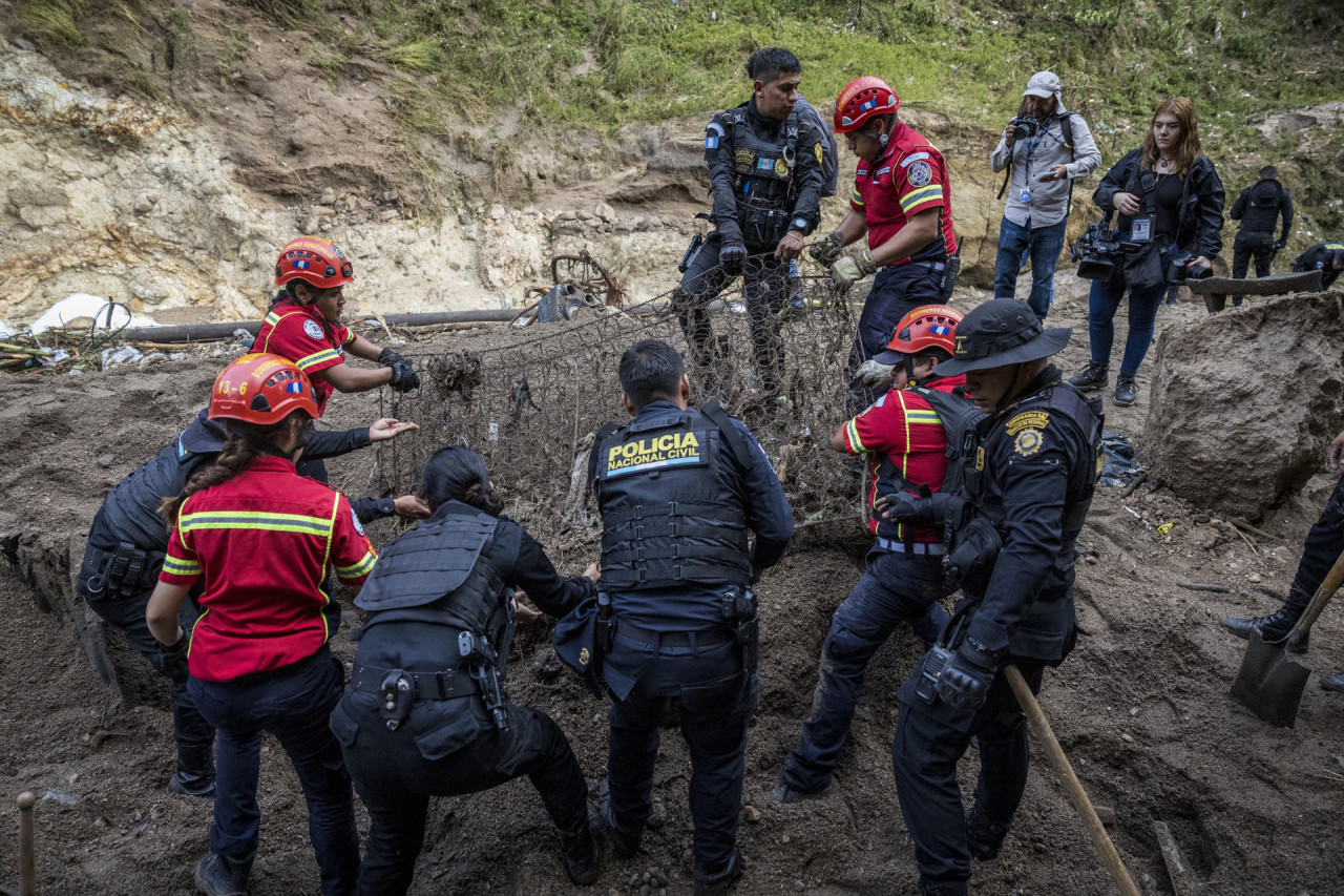Una menor de edad y seis adultos perdieron la vida tras el arrollo de un asentamiento en Guatemala. Foto: Reuters.