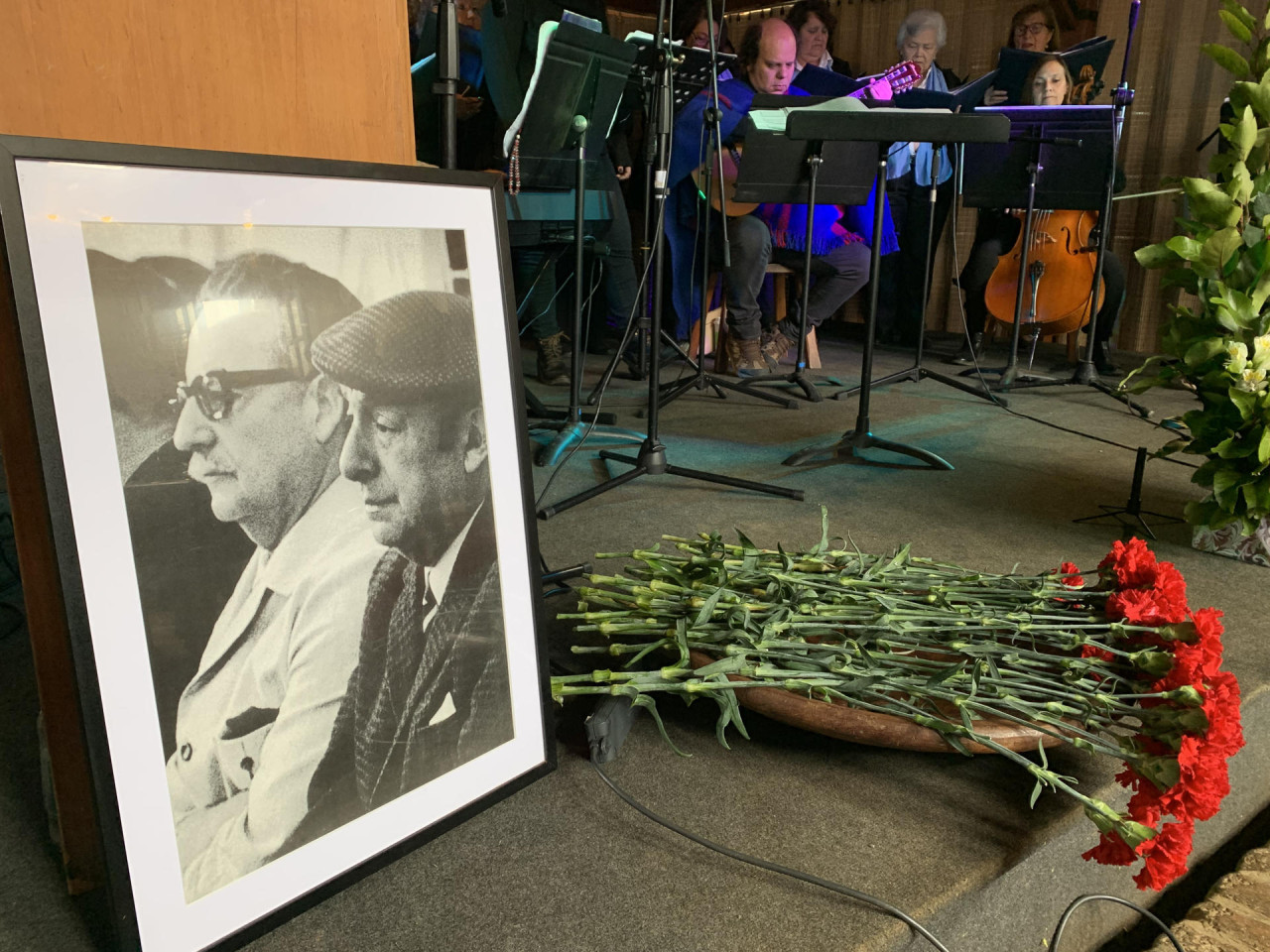 Pablo Neruda con Salvador Allende en la fotografía. Foto: EFE.