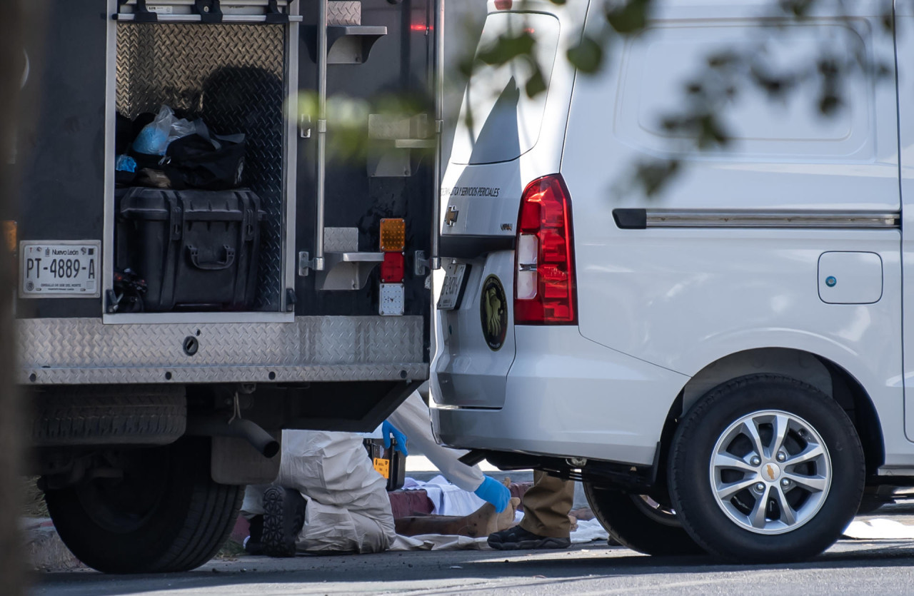 Los peritos trabajando sobre uno de los cadáveres hallados. Foto: EFE