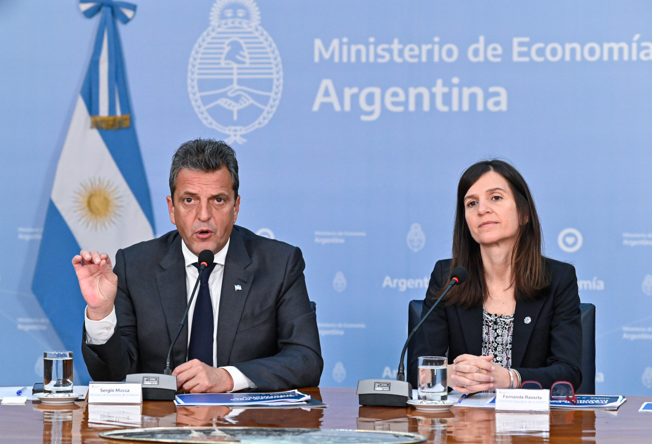 El ministro de Economía, Sergio Massa y la directora ejecutiva de ANSES, Fernanda Raverta. Foto: NA