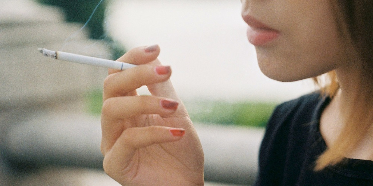 Fumar durante el embarazo se asocia a un mayor riesgo de retraso del crecimiento fetal. Foto: Unsplash.