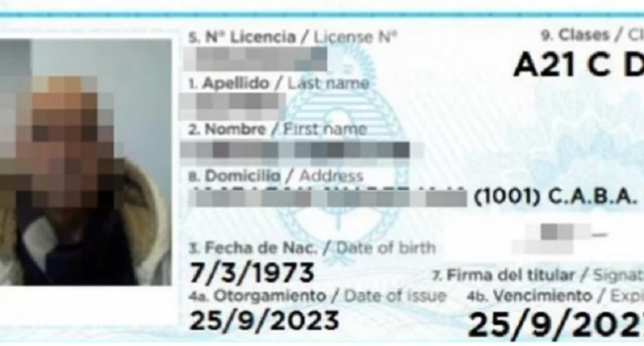 Le sacaron la licencia al taxista que atropelló a un motociclista en Palermo. NA