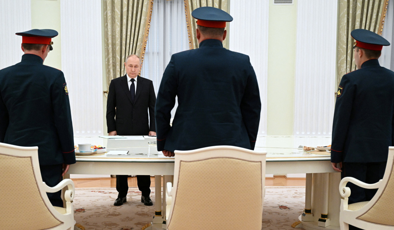Vladimir Putin con altos mandos militares de Rusia. Foto: REUTERS.
