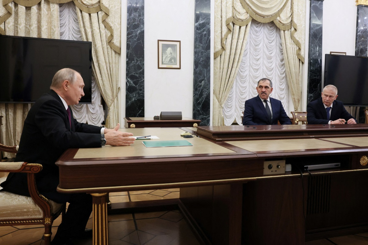 Vladimir Putin reunido con Yunus-Bek Yevkurov y Andrei Troshev. Foto: Reuters.