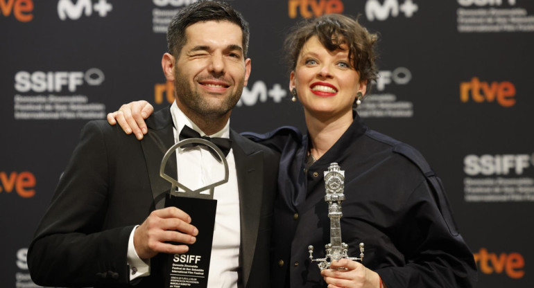 María Alché y Benjamín Naishtat con el Premio del Jurado a Mejor Guion por "Puan". Foto: EFE.