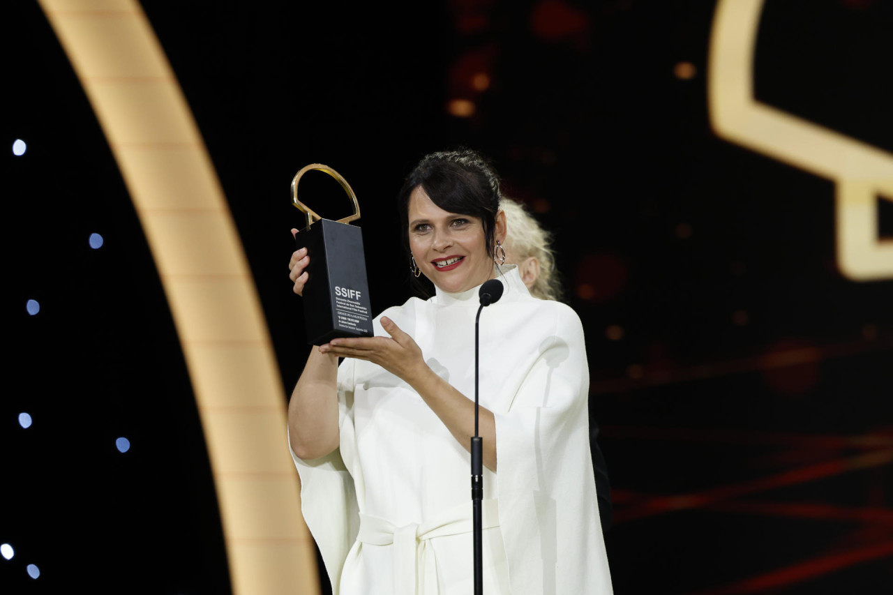 Jaione Camborda con la Concha de Oro a la Mejor Película por "O Corno". Foto: EFE.