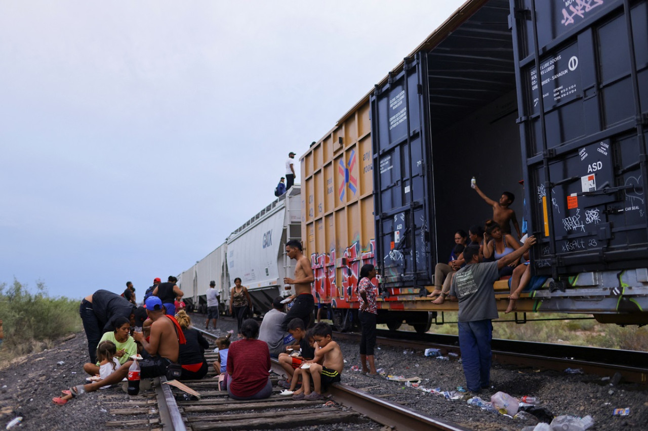 "Nos tratan como animales", describió una migrante que viajaba en el tren. Foto: Reuters.