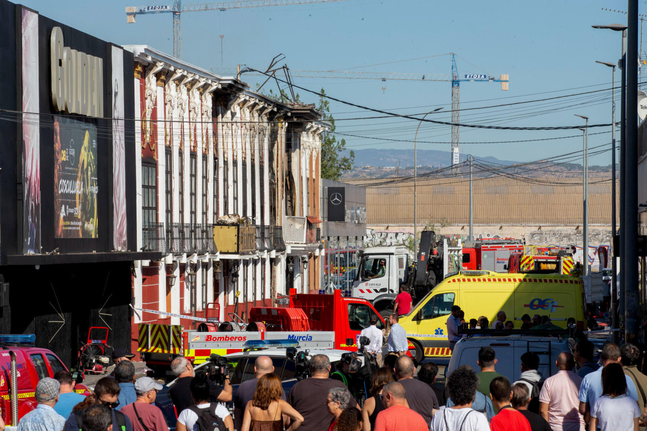 Conmoción en España: muertos y heridos tras incendio en una zona de discotecas en Murcia. EFE