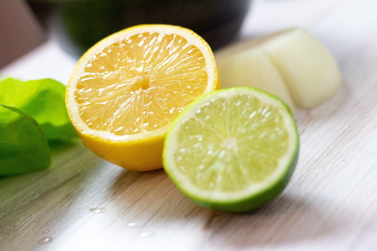 El limón, uno de los grandes aliados de la cebolla para prevenir la tos. Foto: Unsplash.