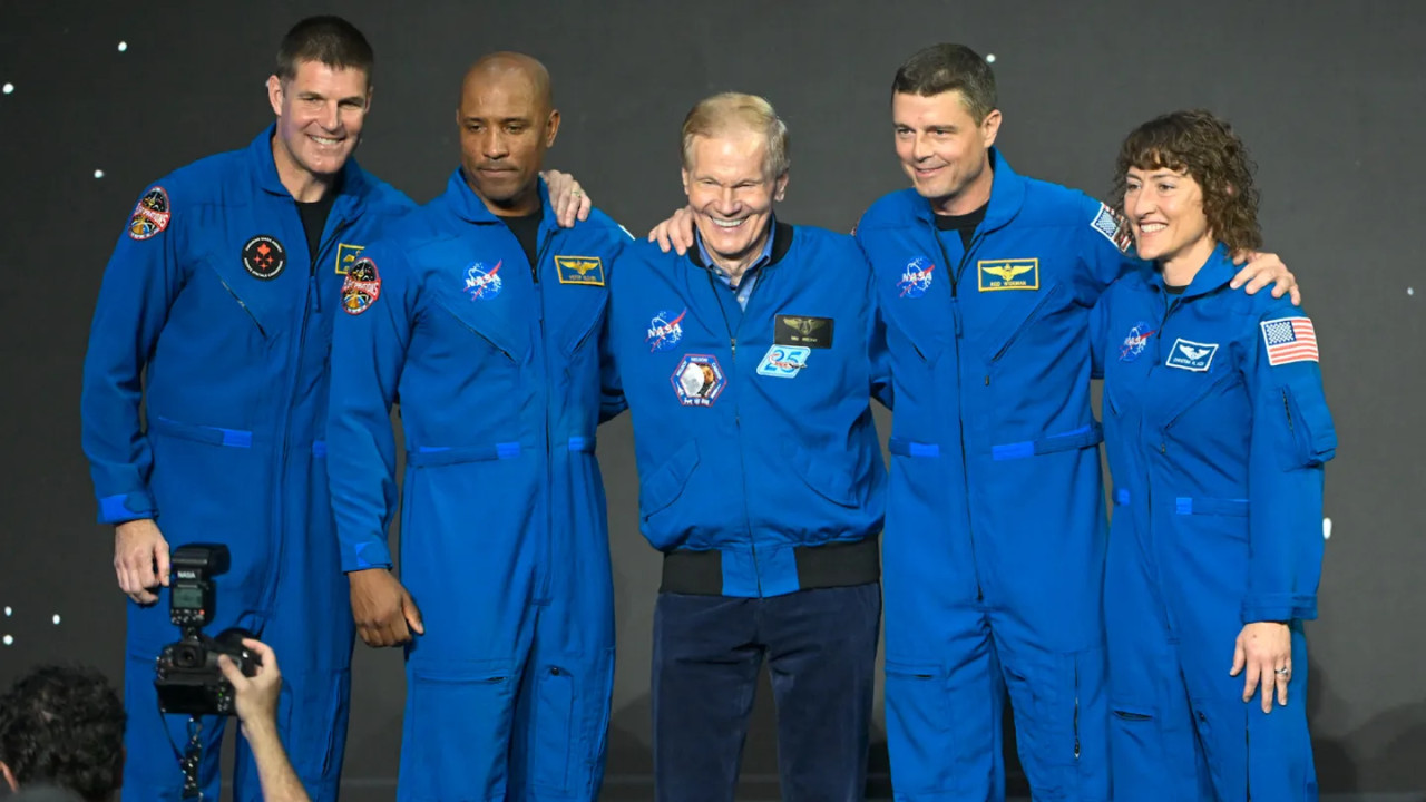 Los astronautas que viajarán a la Luna en 2025 junto al director de la NASA, Bill Nelson. Foto: NASA.