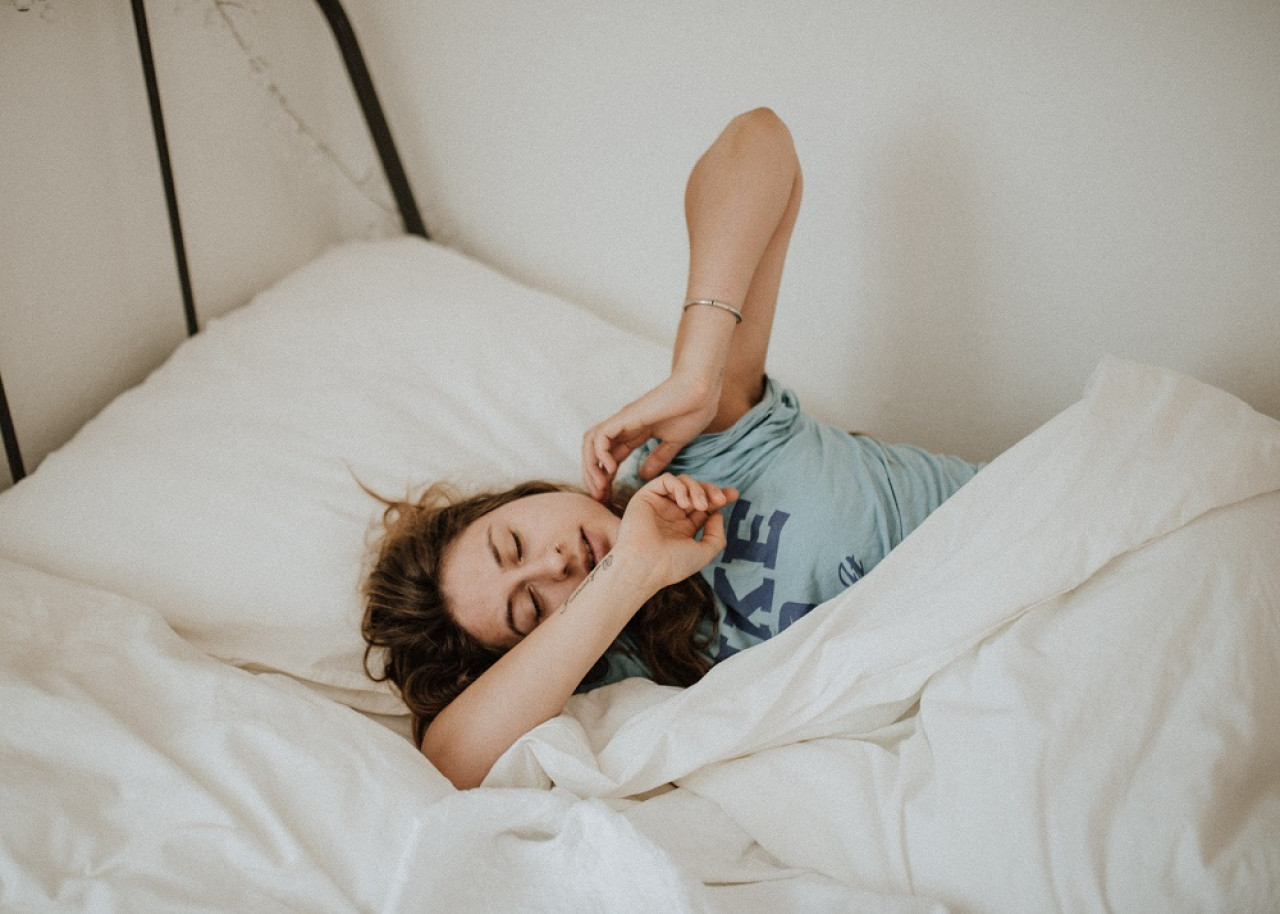 Los cambios hormonales durante el ciclo menstrual pueden afectar el sueño. Foto: Unsplash.
