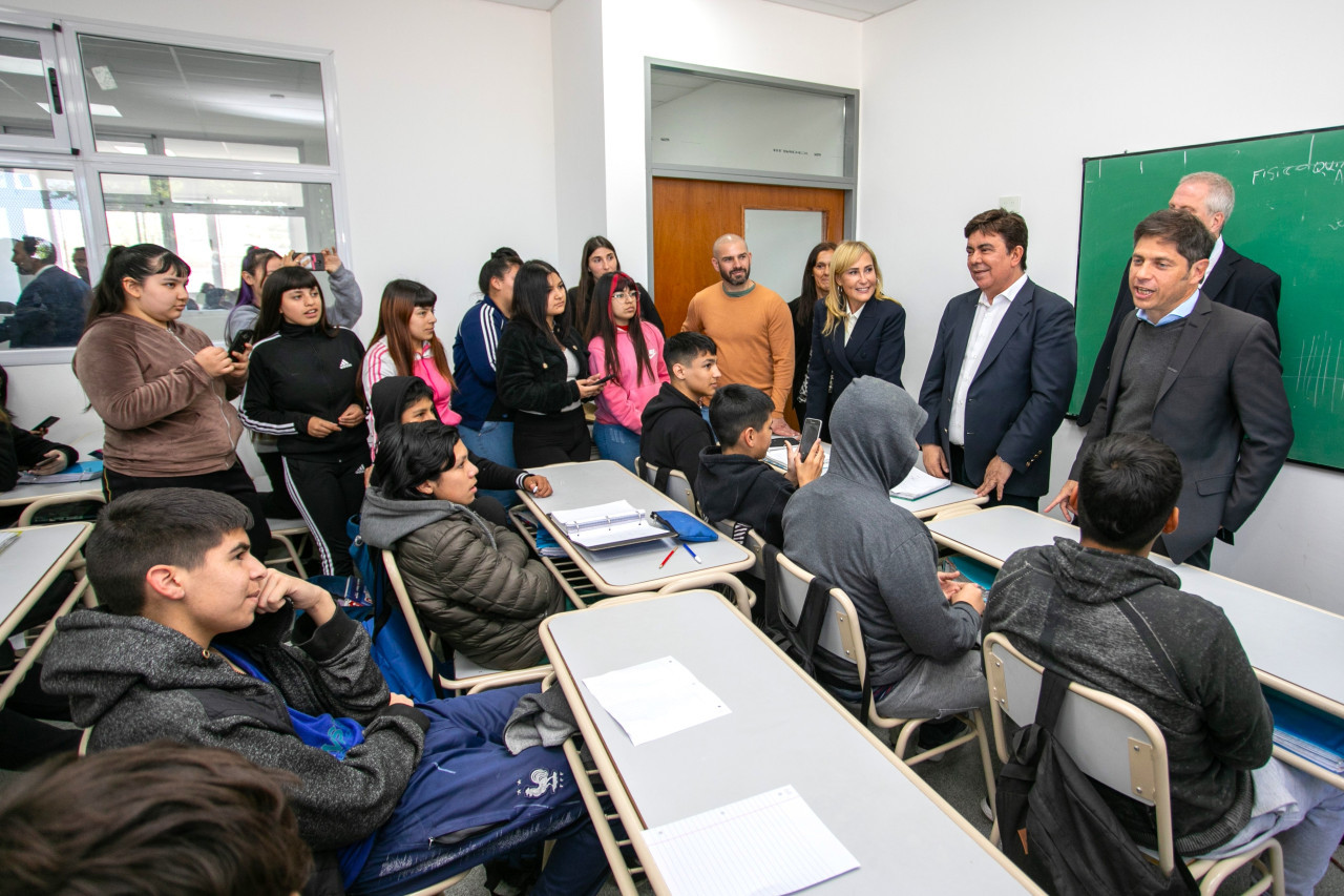 Fernando Espinoza y Axel Kicillof recorren escuelas en La Matanza.