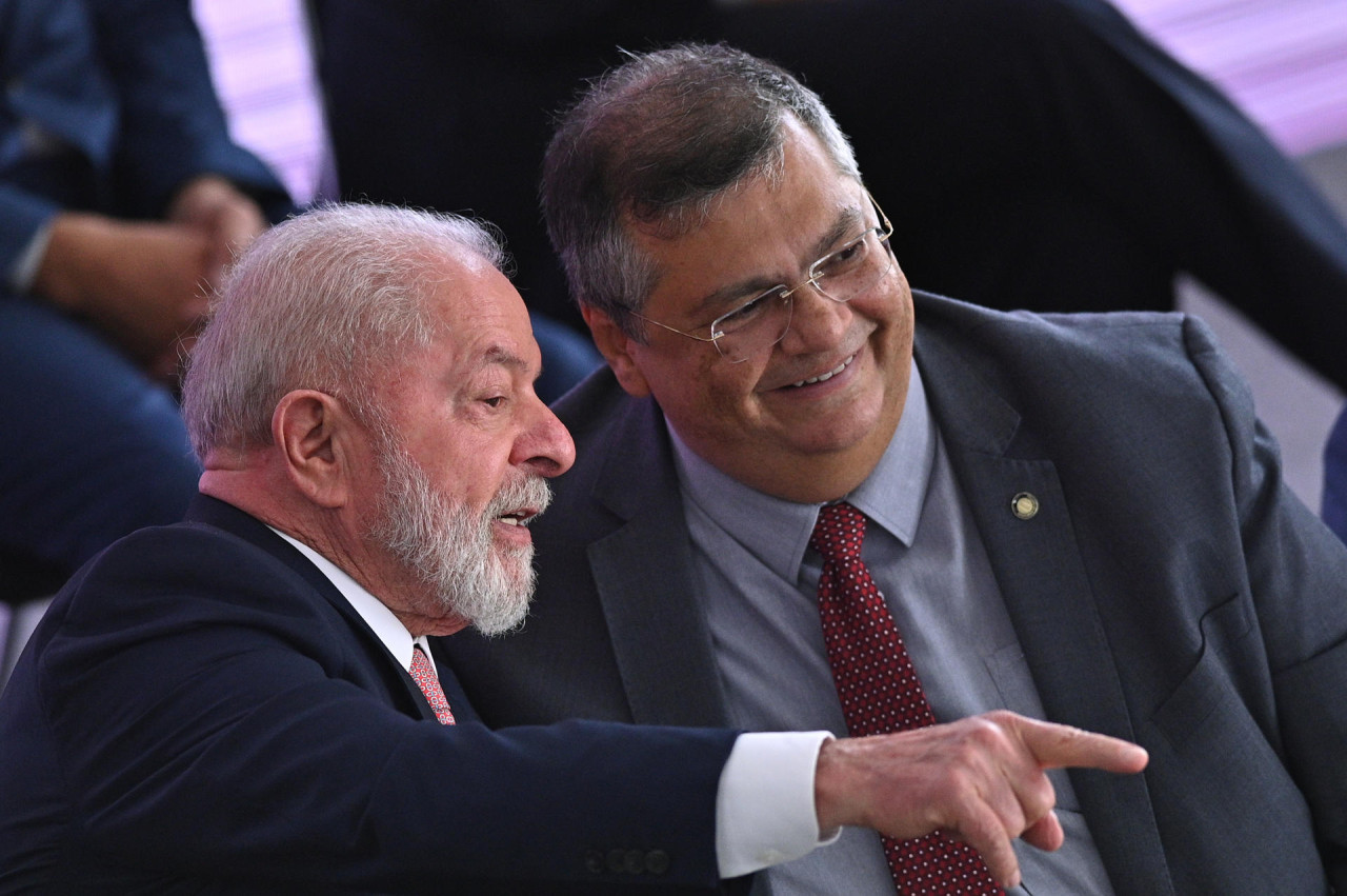 Dino, ministro de Justicia de Brasil, junto a Lula da Silva. Foto: EFE.