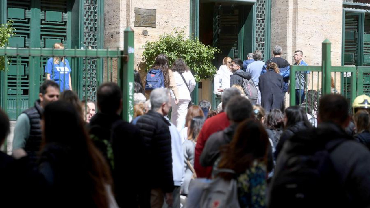 Evacuación en la UBA de Odontología. Foto: Télam.