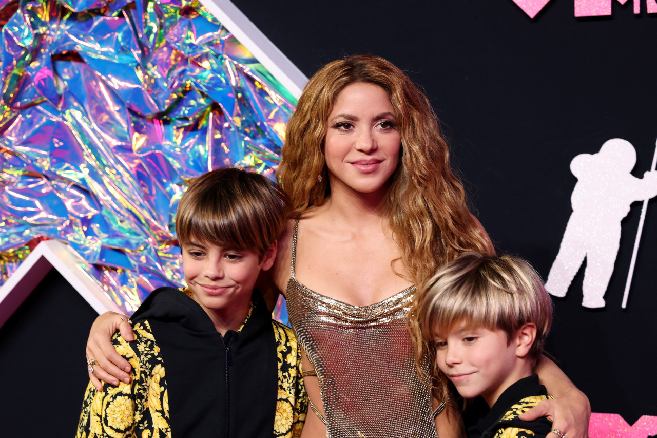 Shakira junto a sus hijos. Foto: Reuters.