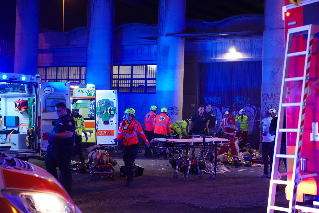 Los equipos de socorro trabajan en el lugar. EFE.