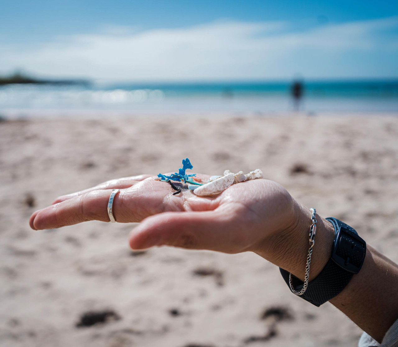 Microplásticos recogidos durante una jornada de limpieza en la Isla de Pascua. EFE.