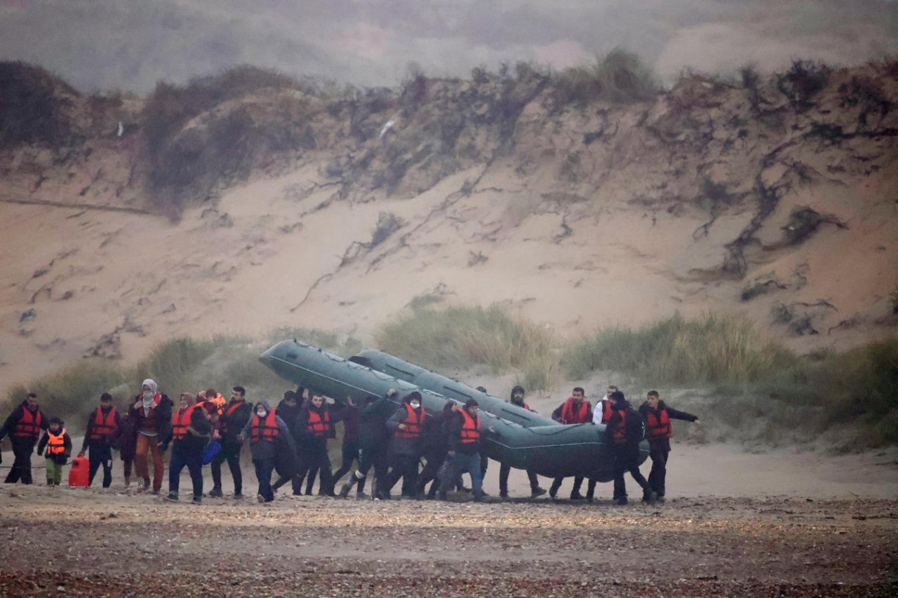 Migrantes llegando a las costas de Reino Unido a través del Canal de la Mancha. Foto: Reuters.