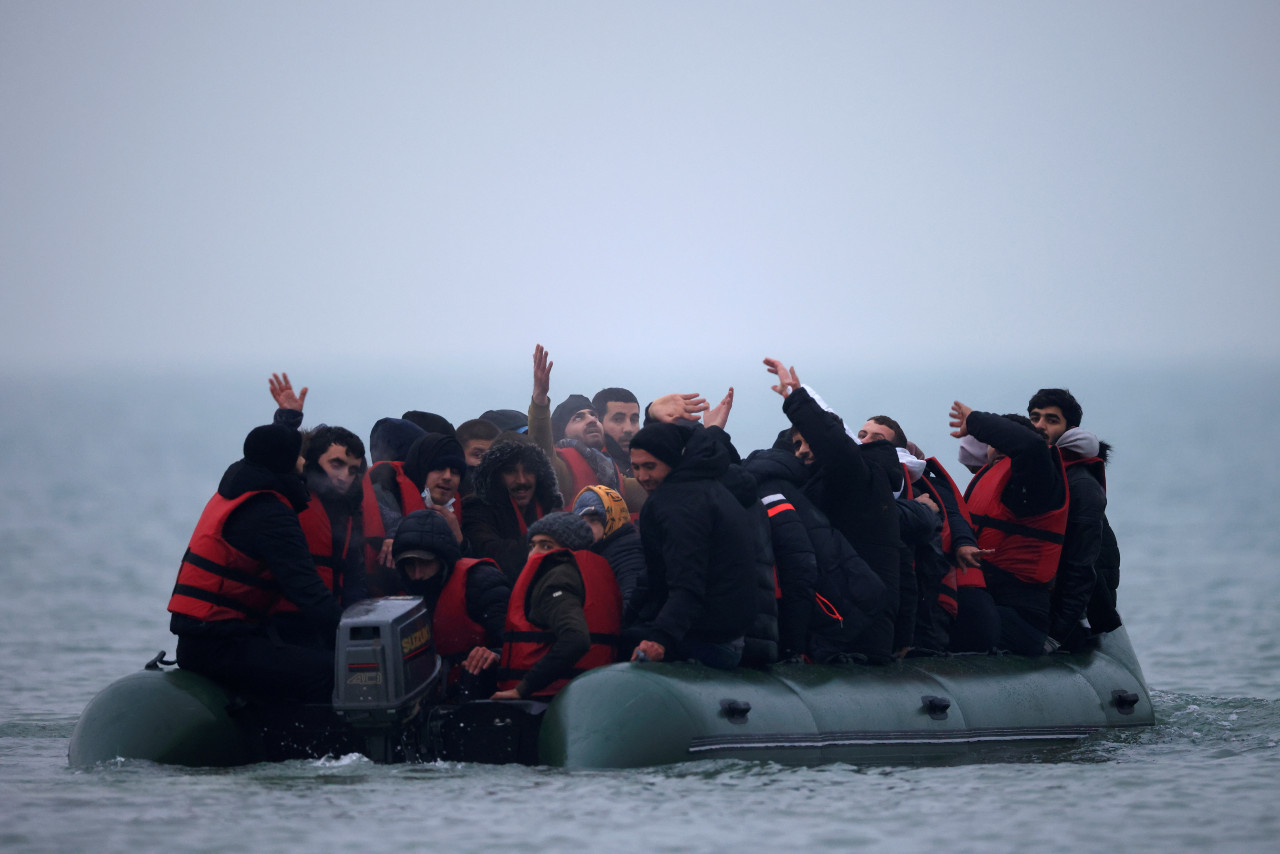 Migrantes llegando a las costas de Reino Unido a través del Canal de la Mancha. Foto: Reuters.