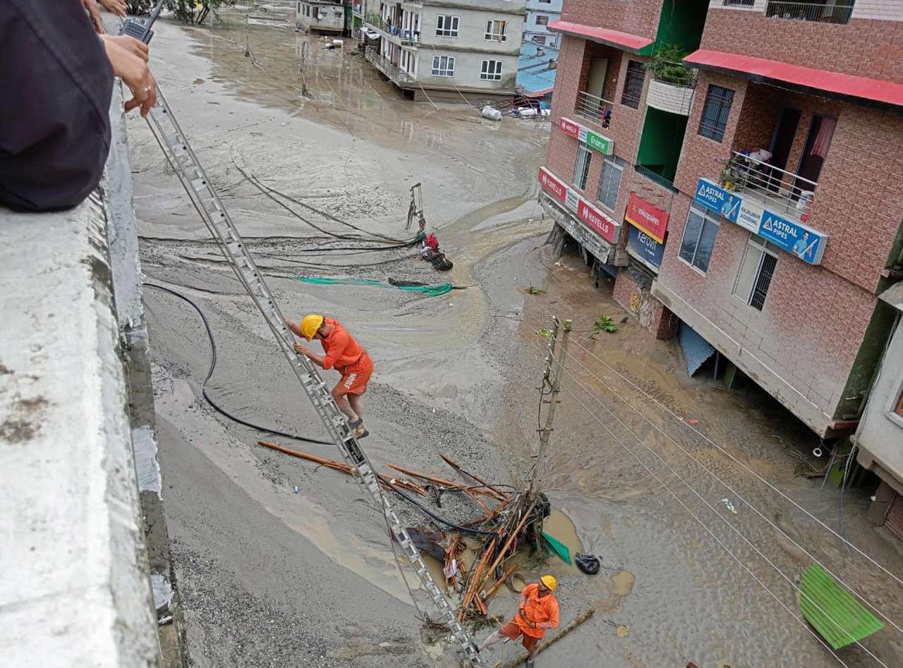 Las fuerzas armadas del país indio continúan en la búsqueda de sobrevivientes. Foto: EFE.