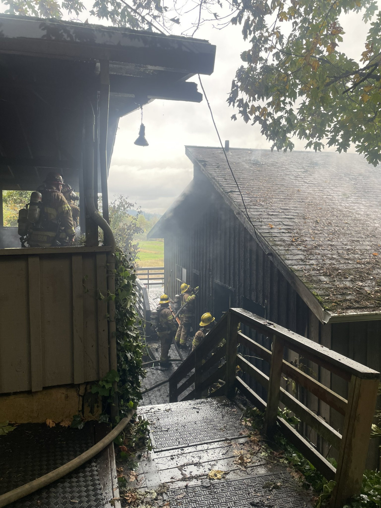 La casa donde cayó el avión, siendo inspeccionada por los bomberos. Foto: Tualatin Valley Fire and Rescue