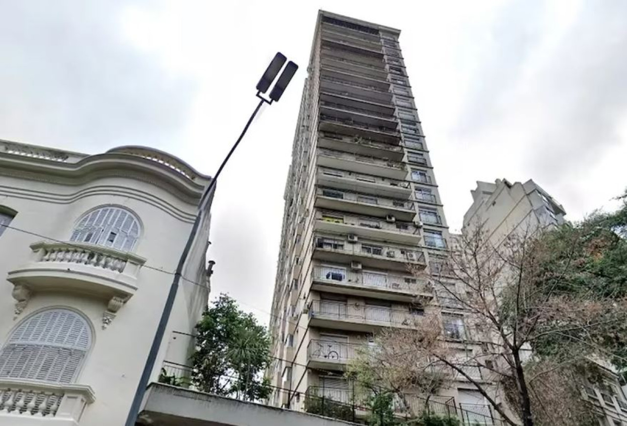 Testigos aseguran que el joven se arrojó del edificio por sus propios medios. Foto: Google Maps.