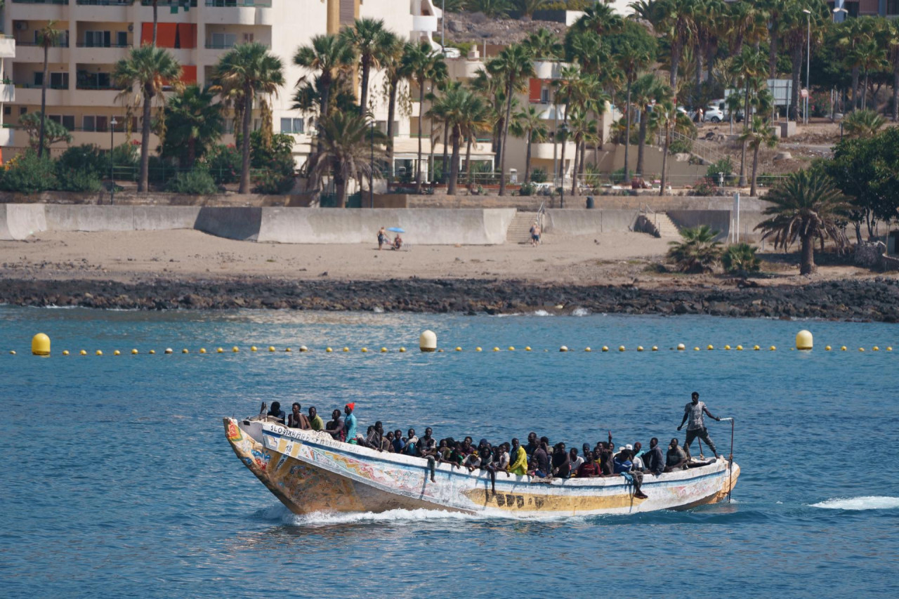 Los migrantes llegaron a la isla de El Hierro a bordo de embarcaciones precarias. Foto: EFE.