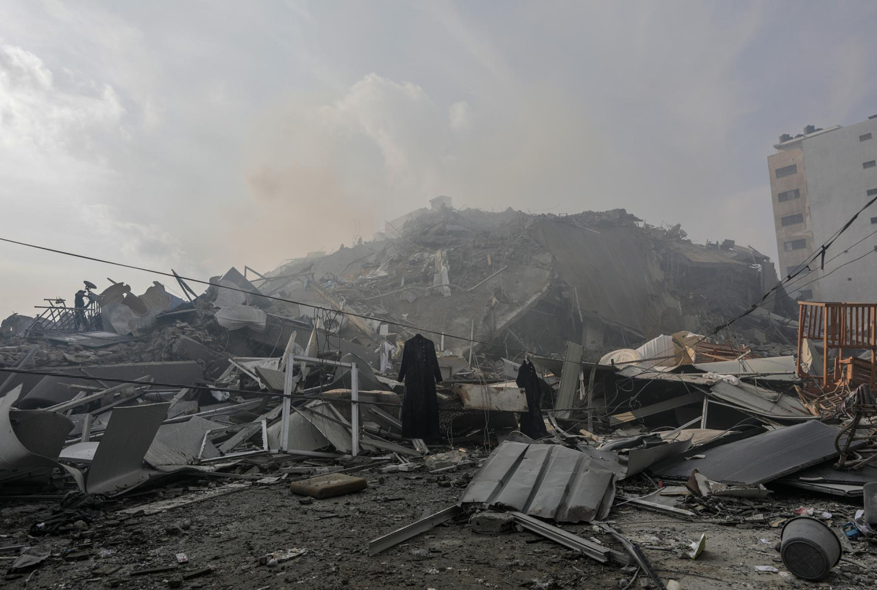 El sitio de la destruida Torre Al-Watan en la ciudad de Gaza, el 8 de octubre de 2023, tras los ataques aéreos israelíes. EFE