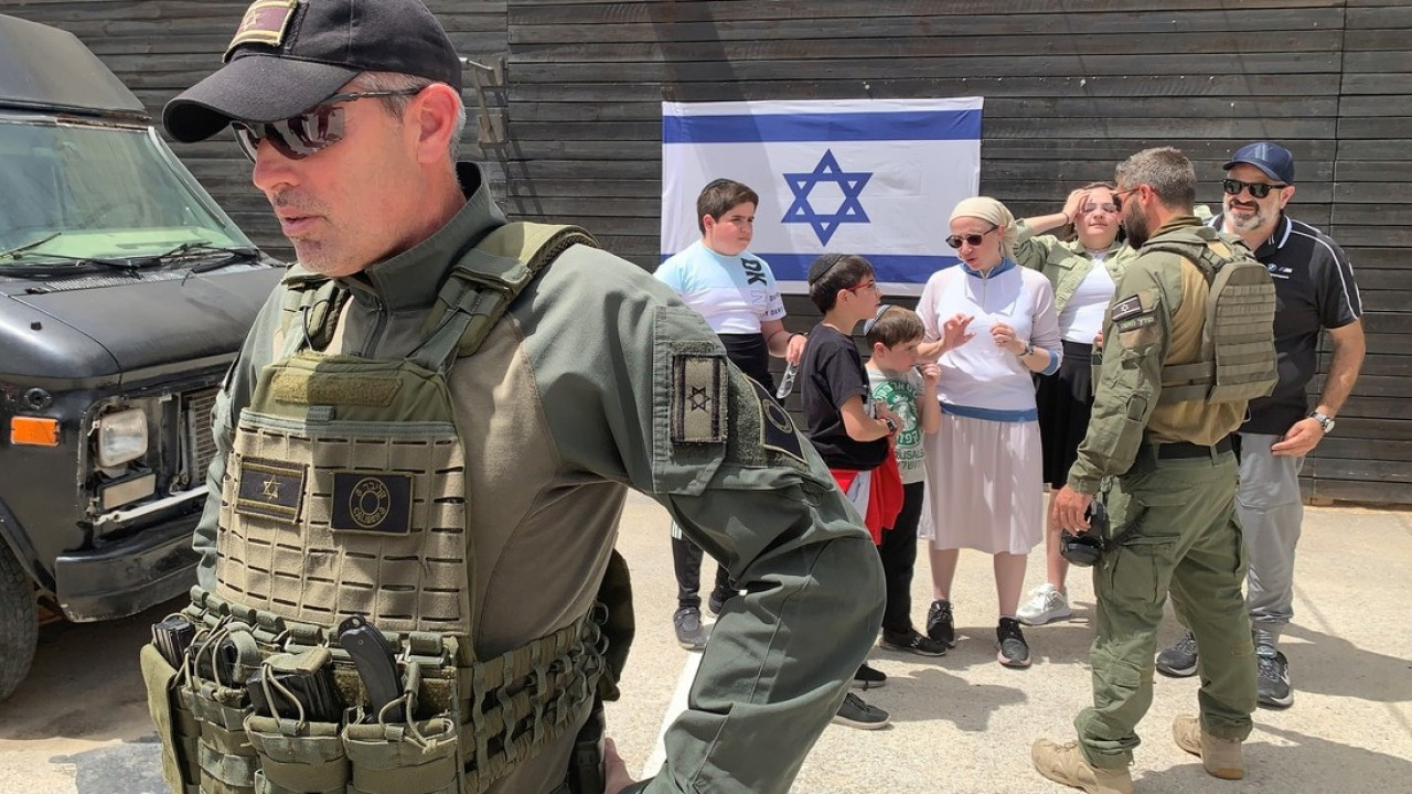 Civiles israelíes tramitan permiso para portación de armas. Foto: EFE.