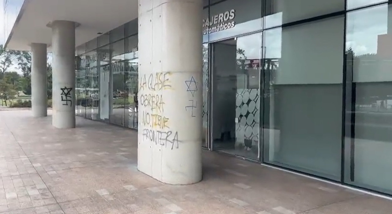 Pintadas nazis en embajada de Israel en Colombia. Foto: captura de video.