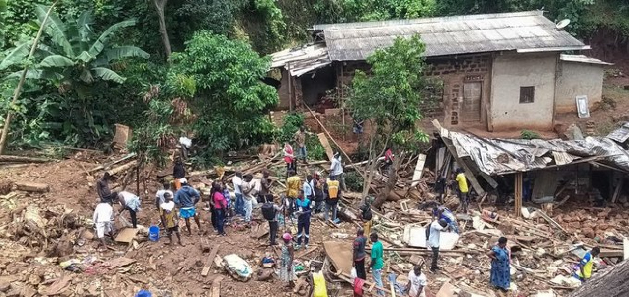 El deslizamiento de tierra dejó, al menos, 27 muertos. Foto: Twitter.