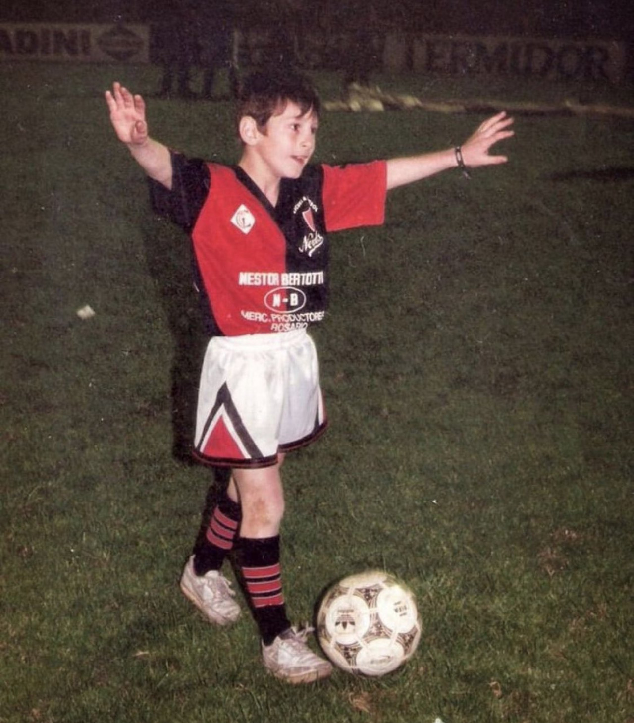 Lionel Messi en su infancia con la camiseta de Newell´s.