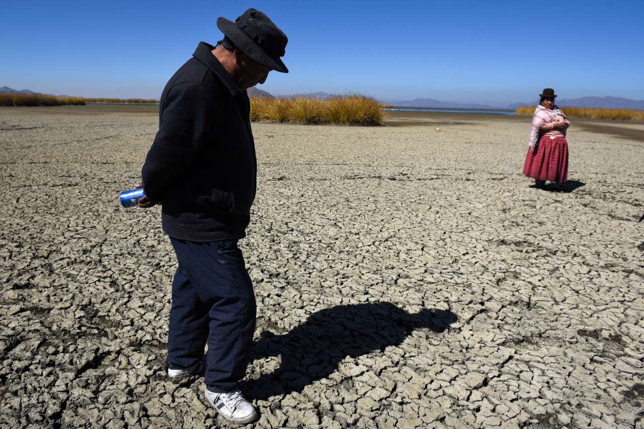 Lecho seco y agrietado cerca de la orilla del lago Titicaca por sequía. Foto: Reuters.