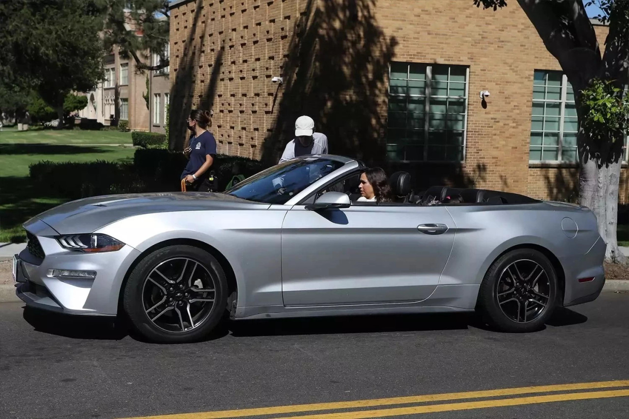 Amanda Seyfried conduciendo un convertible plateado. Foto: NA.