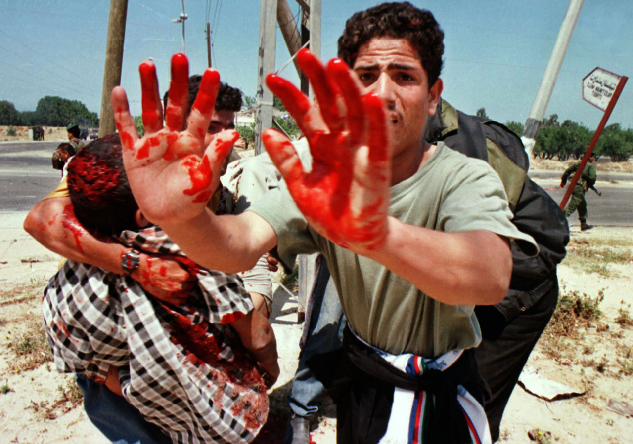 Jóvenes Palestinos atacados por el Ejército israelí en Gaza. Foto: Reuters.