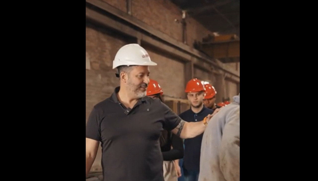 Gustavo Menéndez visitó la empresa Vibrocom junto a alumnos de escuelas técnicas de Merlo. Foto: Captura.