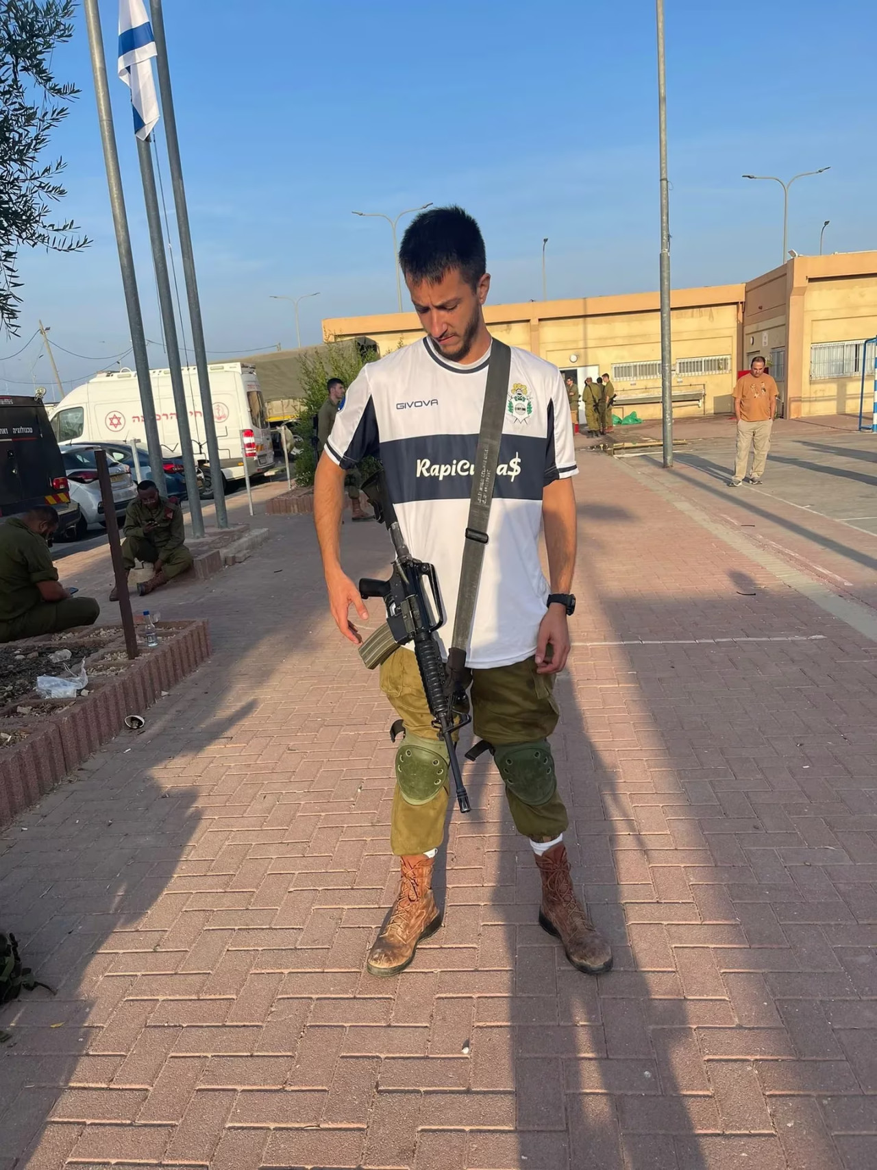 Natán De Leo posando con la casaca del "Lobo". Foto: La Cielo