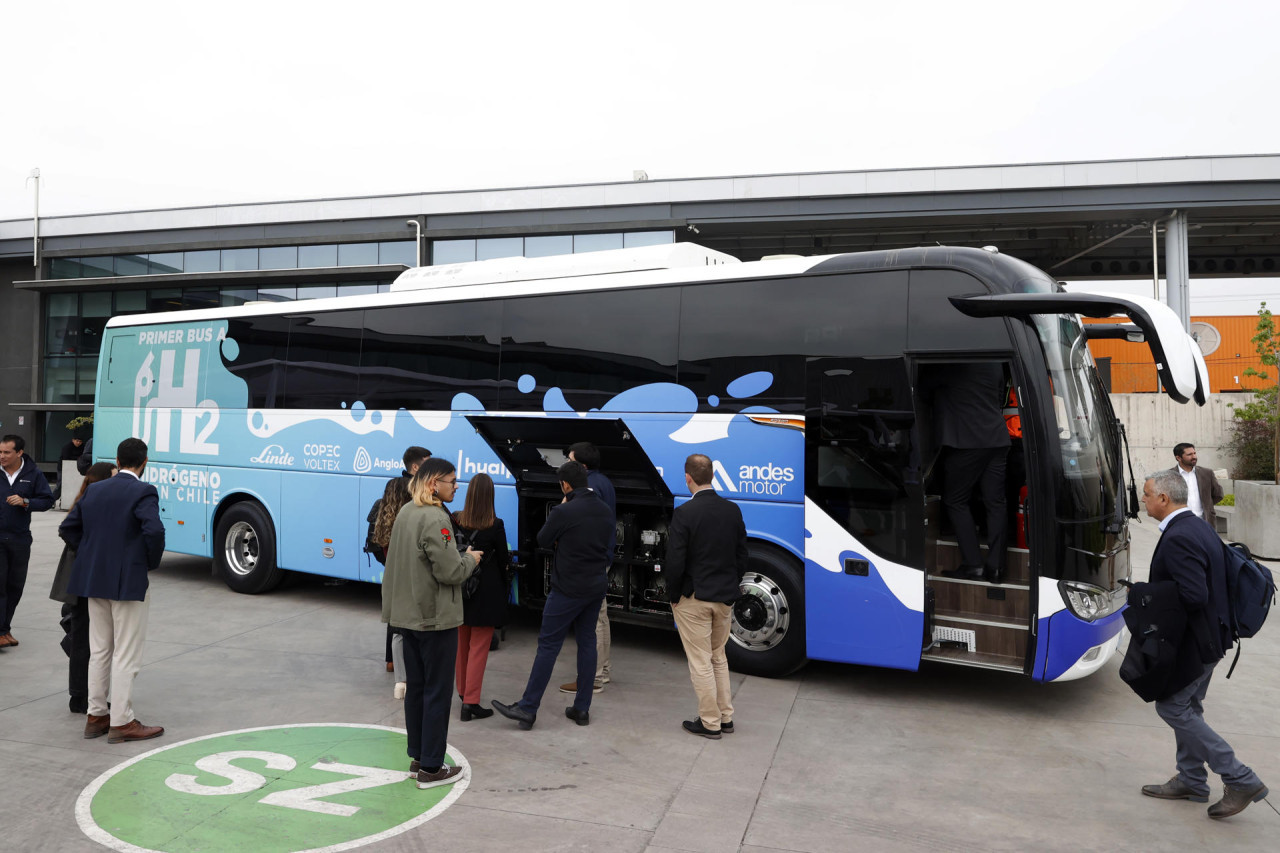 Chile presentó el primer bus impulsado por hidrógeno verde. Foto: EFE