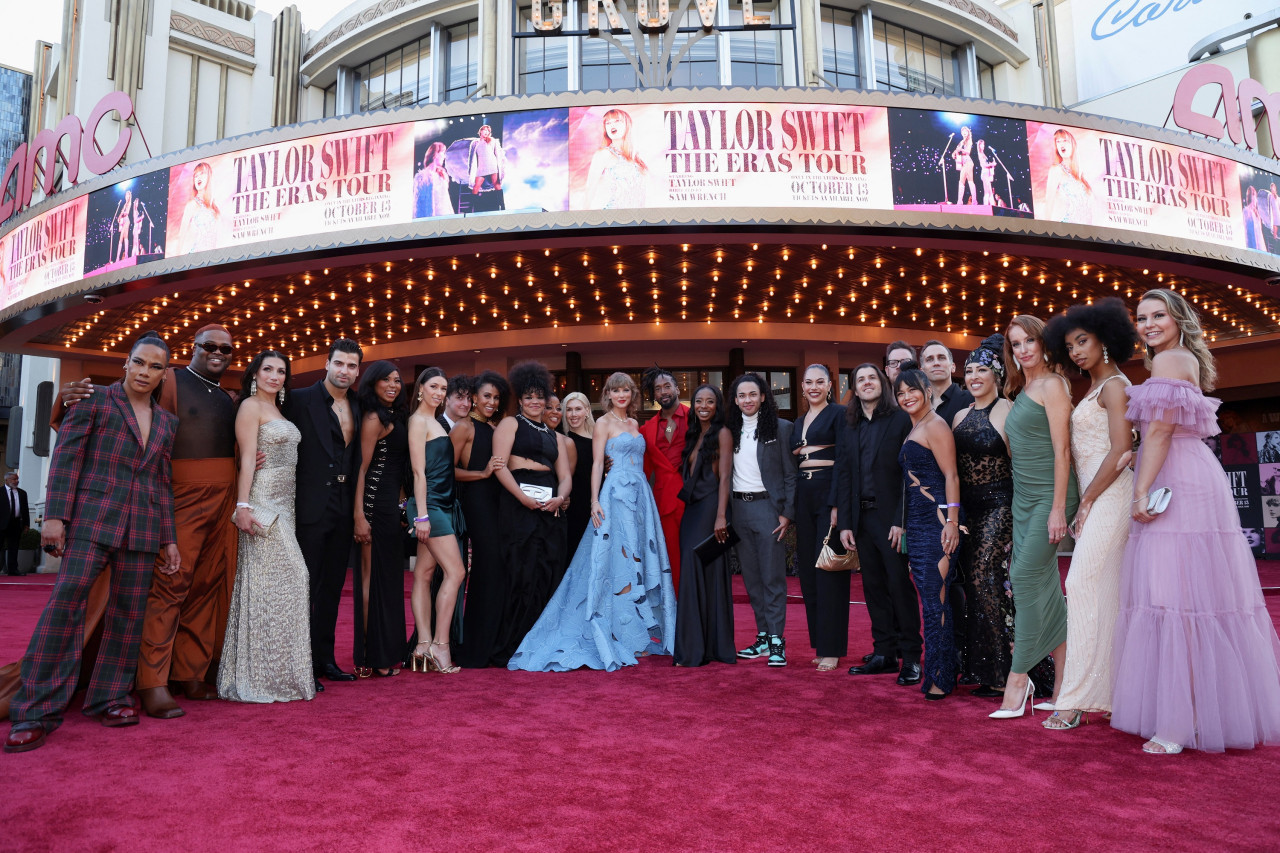 Taylor Swift junto a sus bailarines. Foto: Reuters.