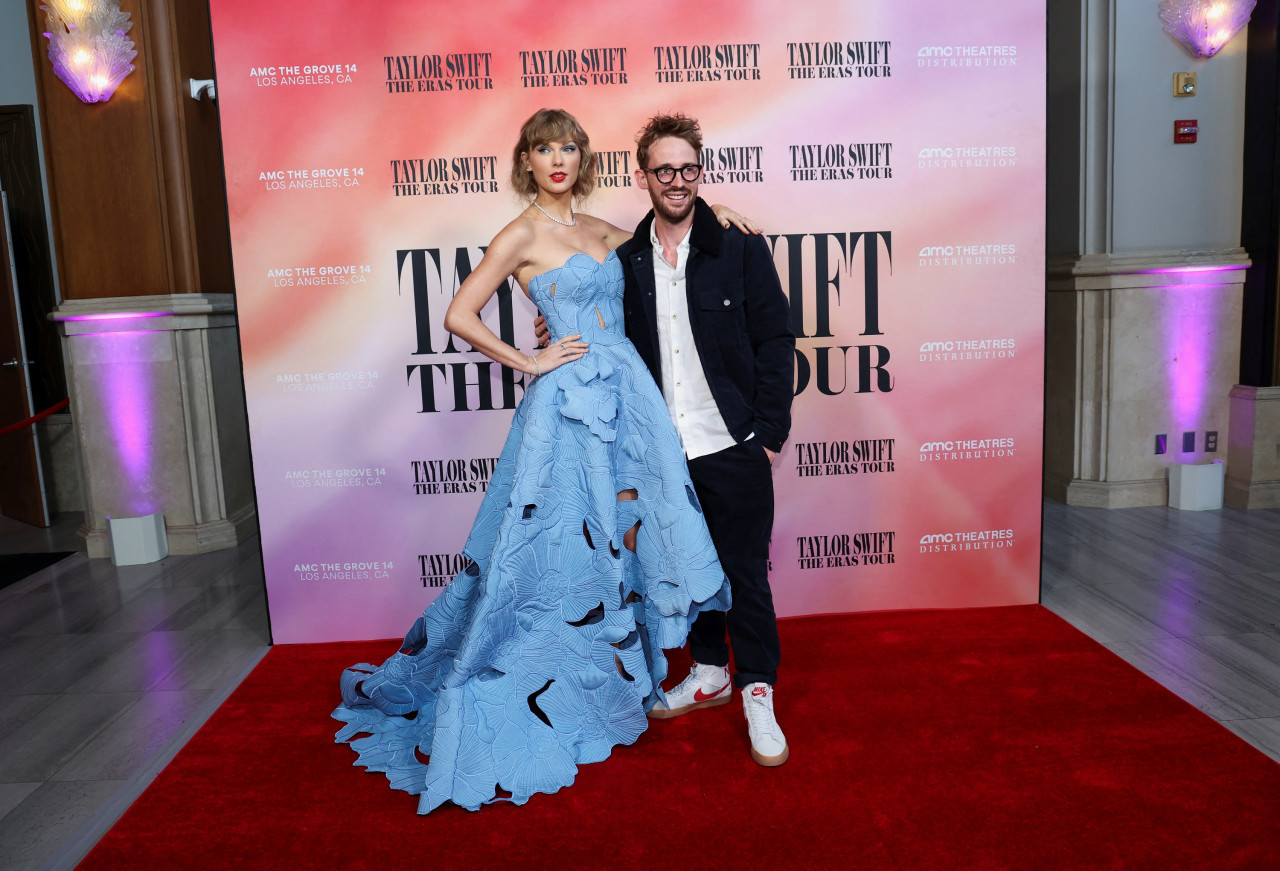 Taylor Swift junto al director Sam Wrench.  Foto: Reuters.