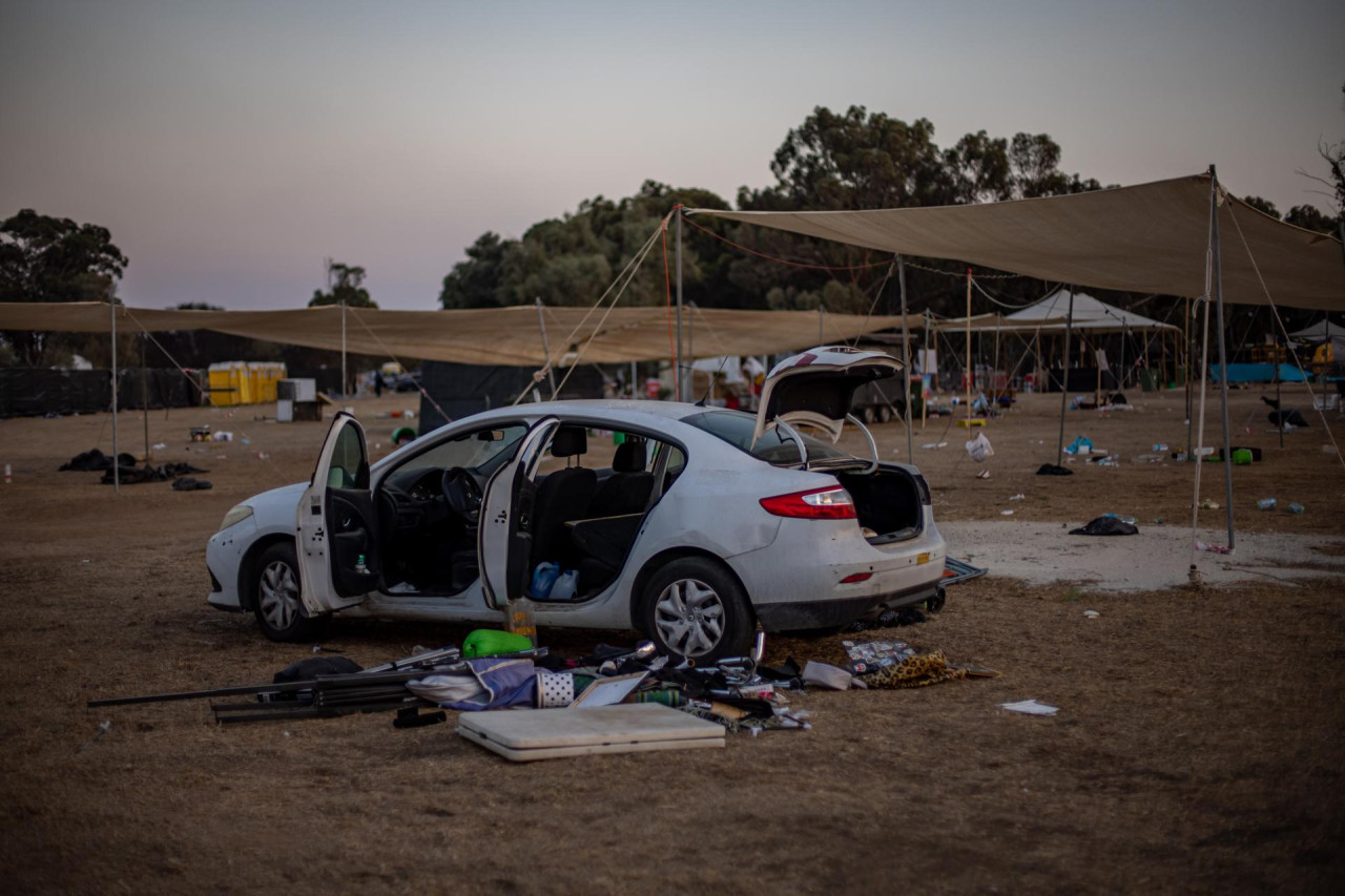 Soldados israelíes patrullan la zona del ataque de Hamas en el festival de música. Foto: EFE