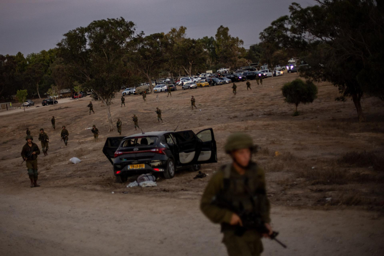 Soldados israelíes patrullan la zona del ataque de Hamas en el festival de música. Foto: EFE