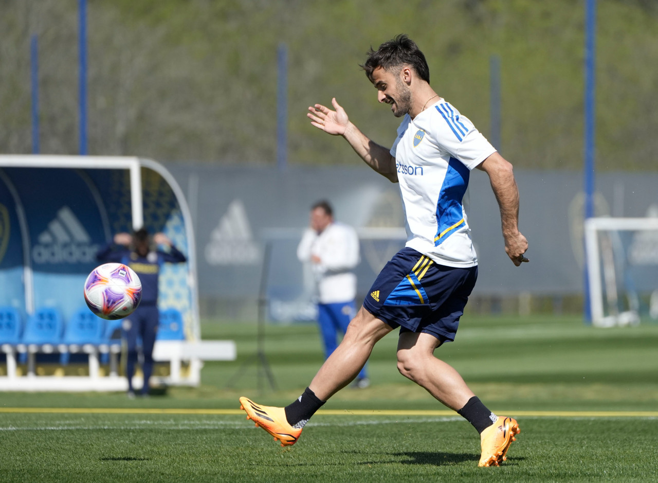 Marcelo Saracchi arrastra una molestia muscilar. Foto: X @BocaJrsOficial.