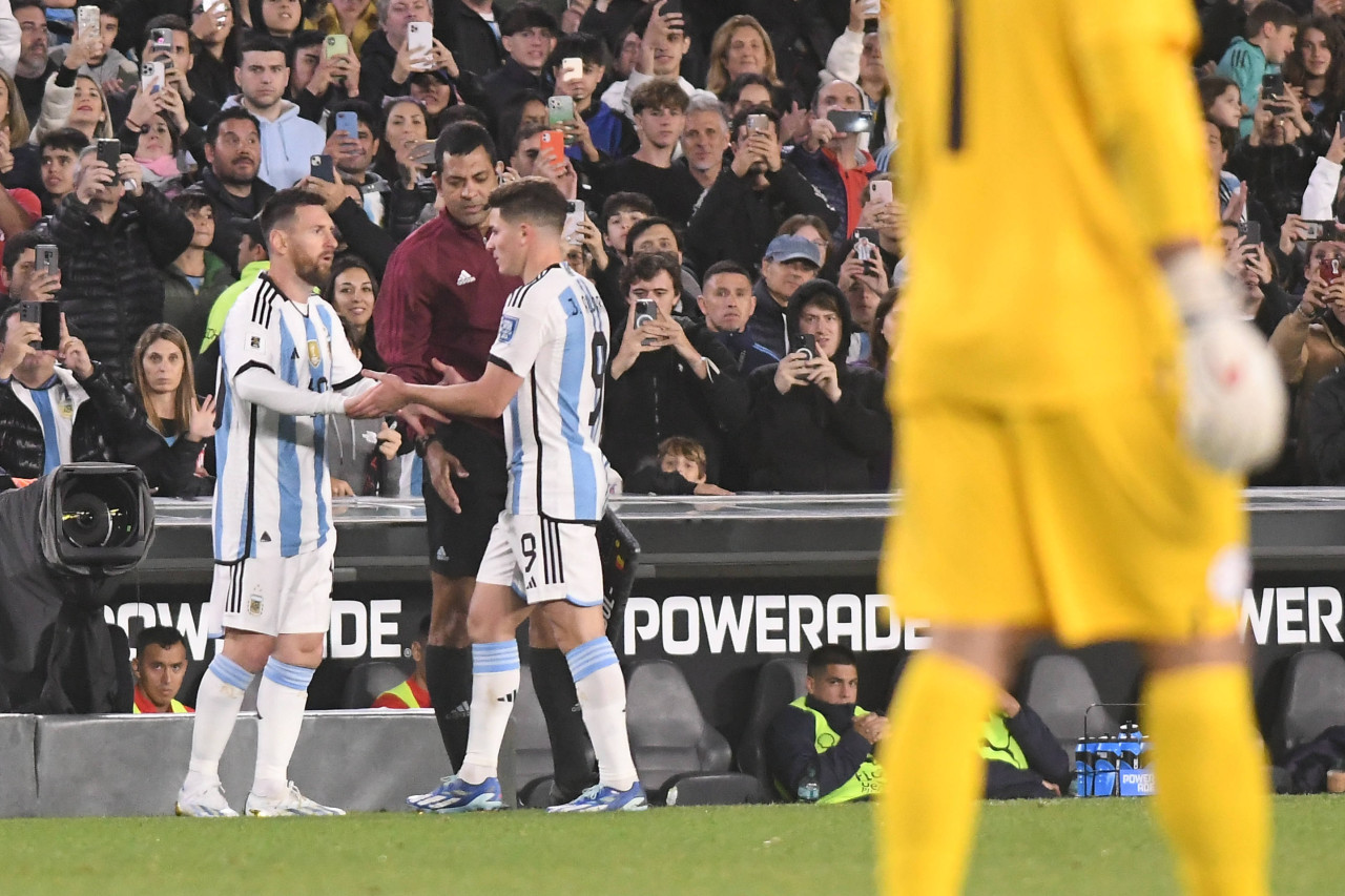 Lionel Messi ingresó por Julián Álvarez; Argentina vs Paraguay. Foto: NA.