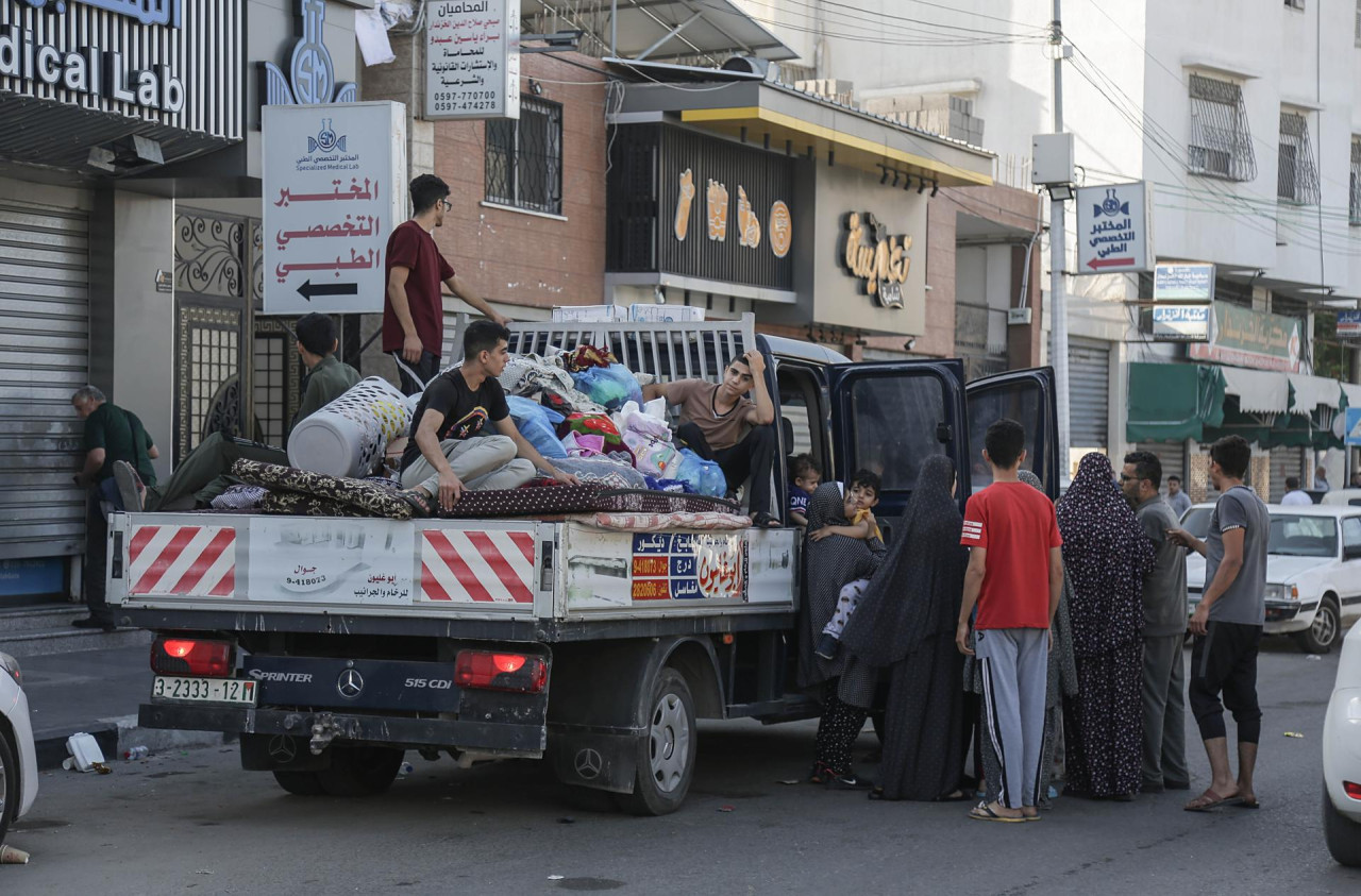 Miles de personas se marchan de Gaza ante el aumento de ataques de Israel. Foto: EFE.