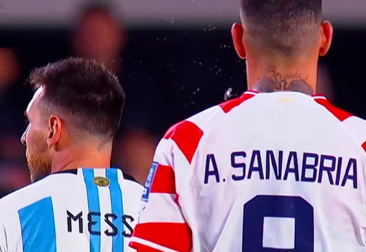 Cruce entre Sanabria y Messi en el encuentro entre Argentina y Paraguay por Eliminatorias. Foto: Captura de video.