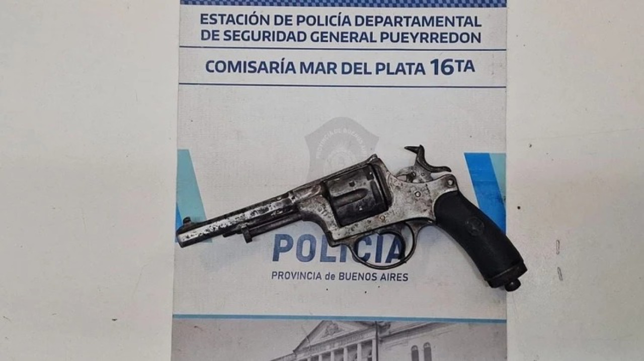El arma que llevó el adolescente a la escuela de Mar del Plata. Foto: Twitter.