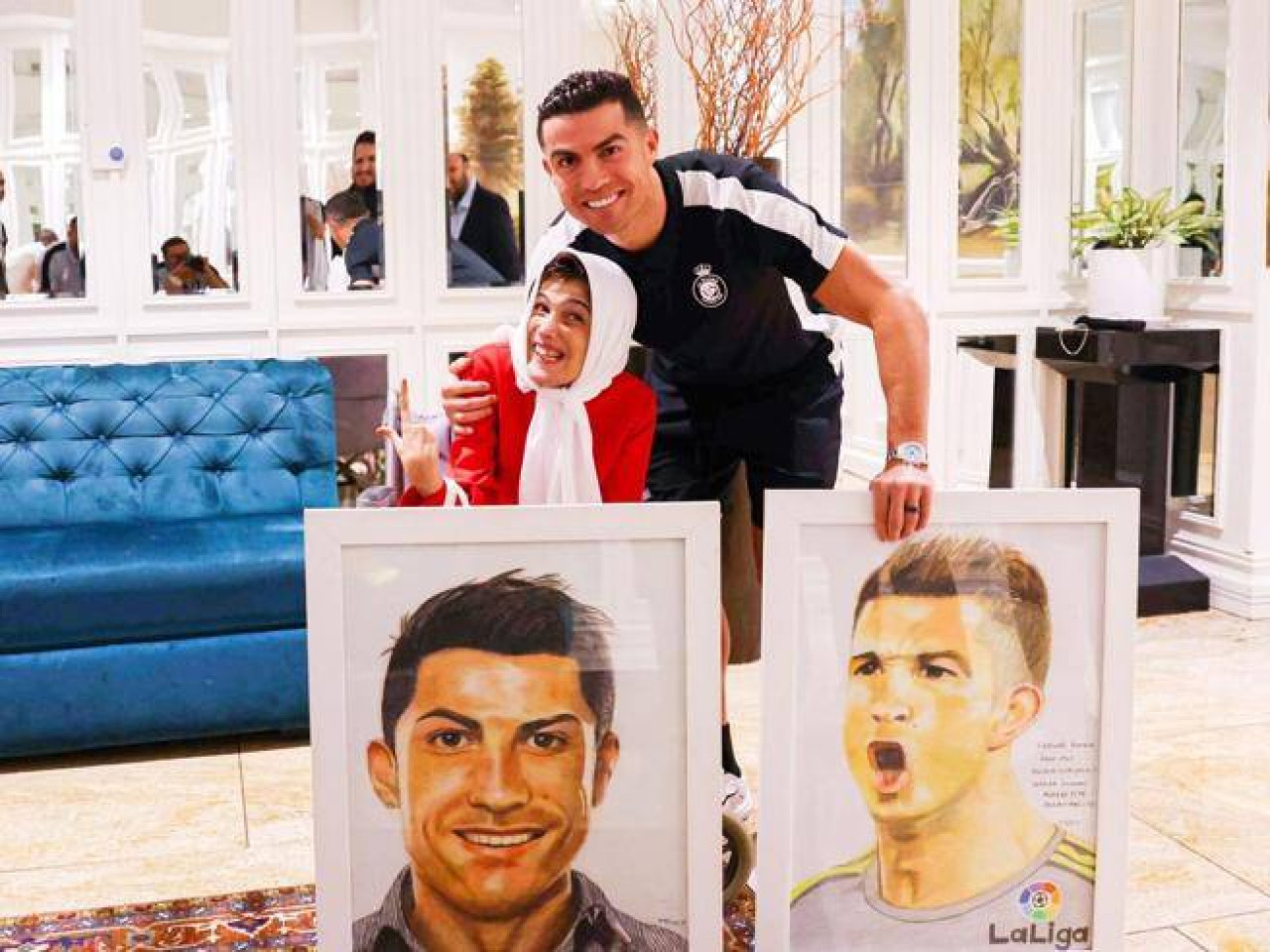 Cristiano Ronaldo junto a la pintora iraní Fátima Hammami. Foto: Instagram @fatemehamami.