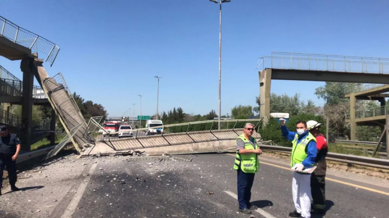 Así quedó el puente peatonal derribado tras un choque. Foto: Seguridad Vial