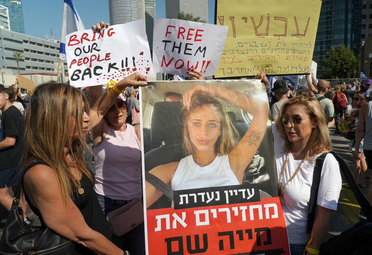 Movilización en Israel pidiendo que aparezcan todos los rehenes. Foto: Reuters.